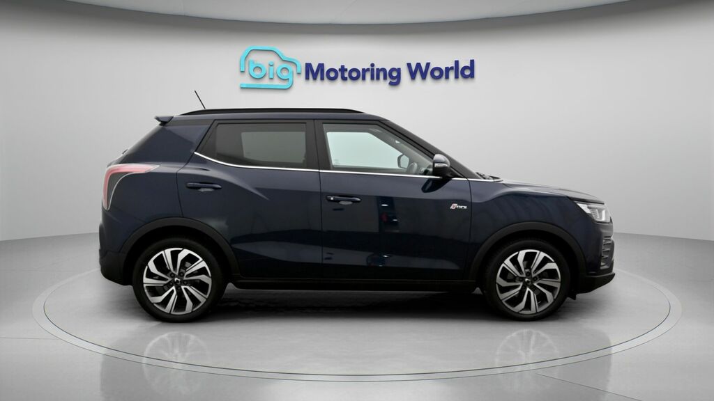SsangYong Tivoli Ex Black #8