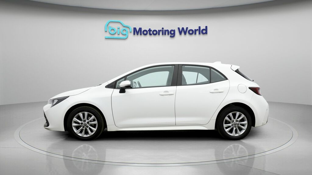 Toyota Corolla Icon RO23UVU White #4