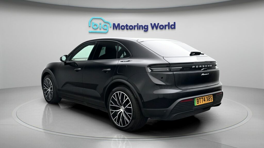 Porsche Macan 4 Black #5