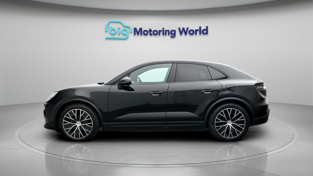 Porsche Macan 4 Black #4
