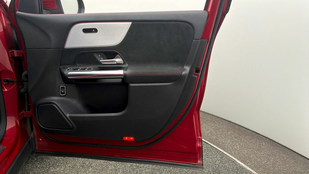 Mercedes-Benz EQA Amg Line Red #6