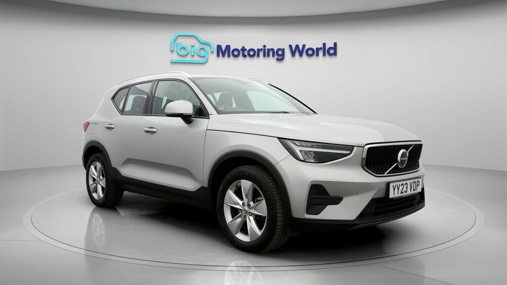 Volvo XC40 Core Silver