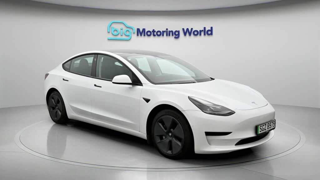 Tesla Model 3 Standard Range Plus SGZ8979 White