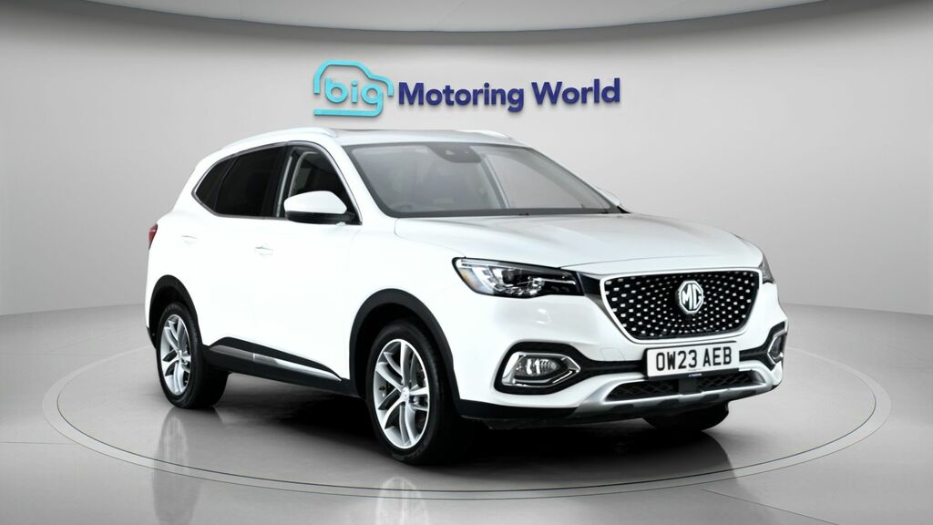 MG HS Exclusive White