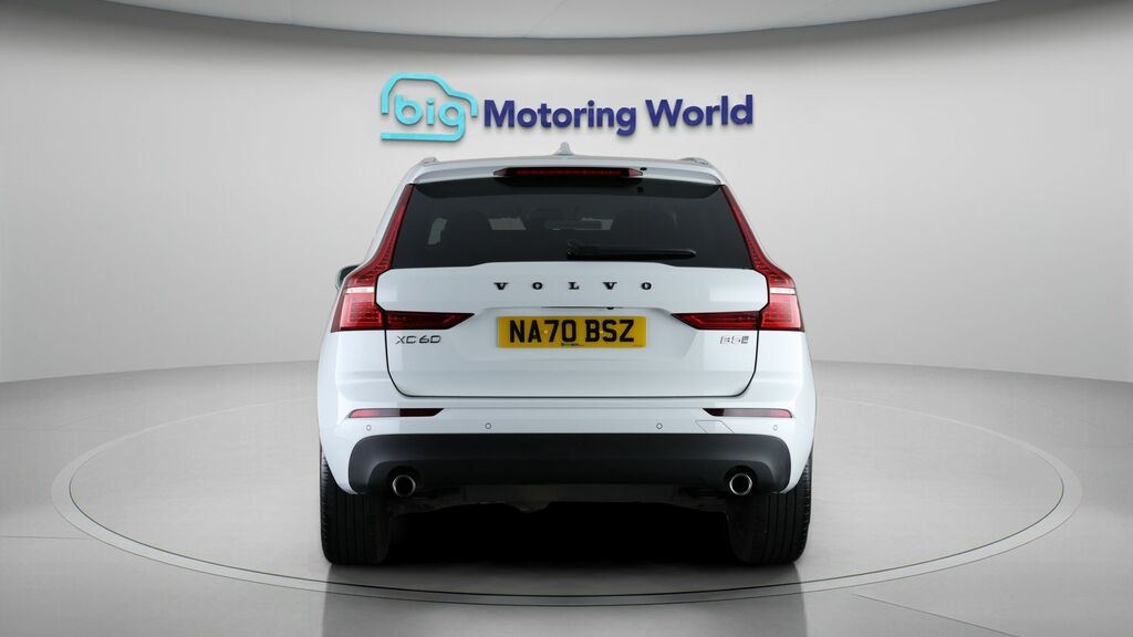 Volvo XC60 Momentum White #6