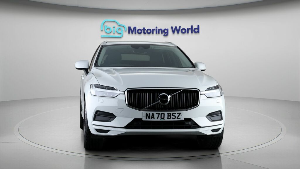 Volvo XC60 Momentum White #2