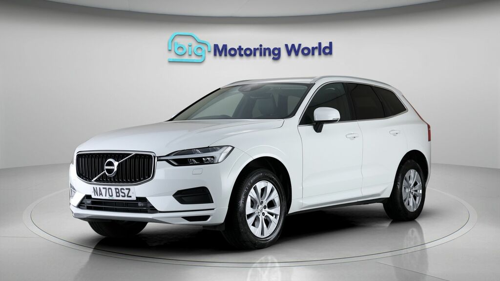Volvo XC60 Momentum White #3