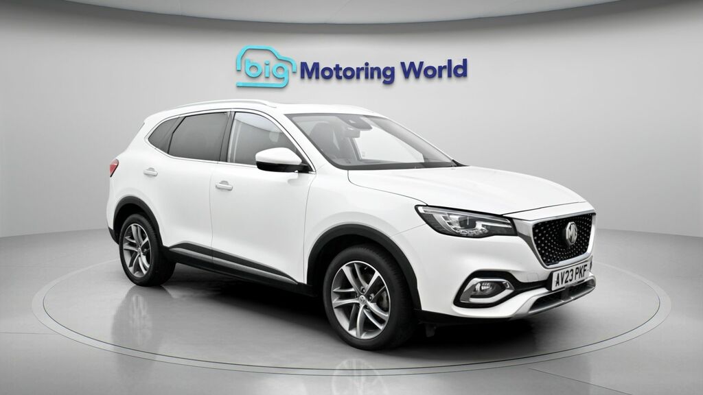 MG HS Exclusive White