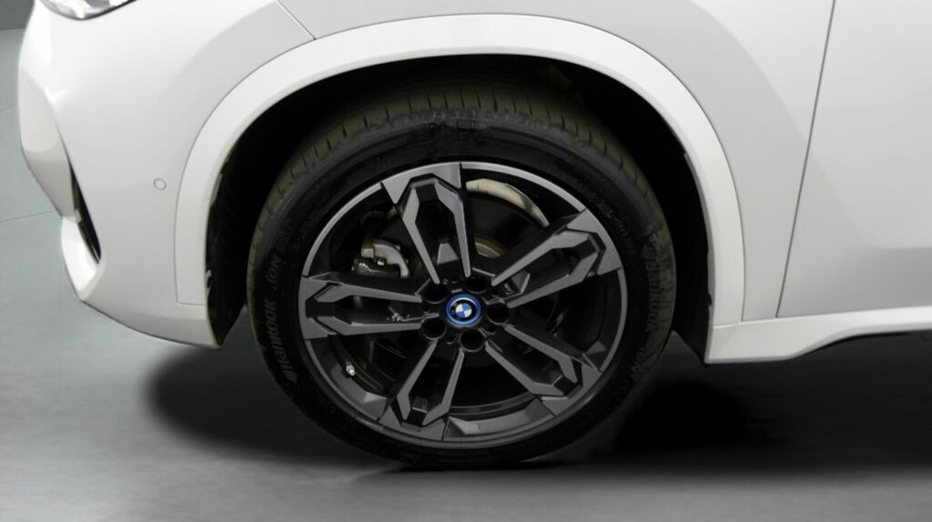 BMW iX1 M Sport Green #18