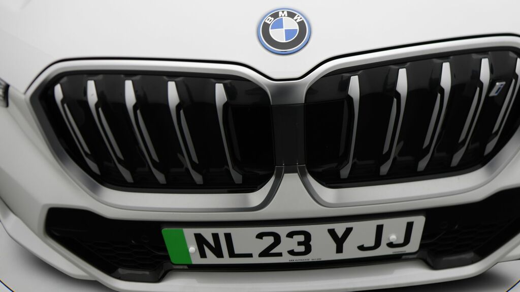 BMW iX1 M Sport Green #19