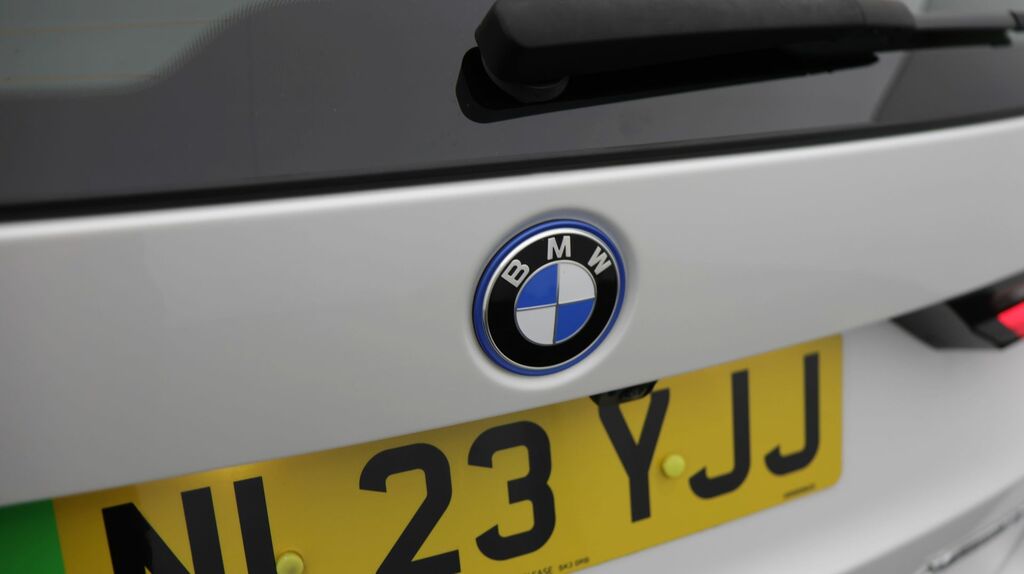 BMW iX1 M Sport Green #21