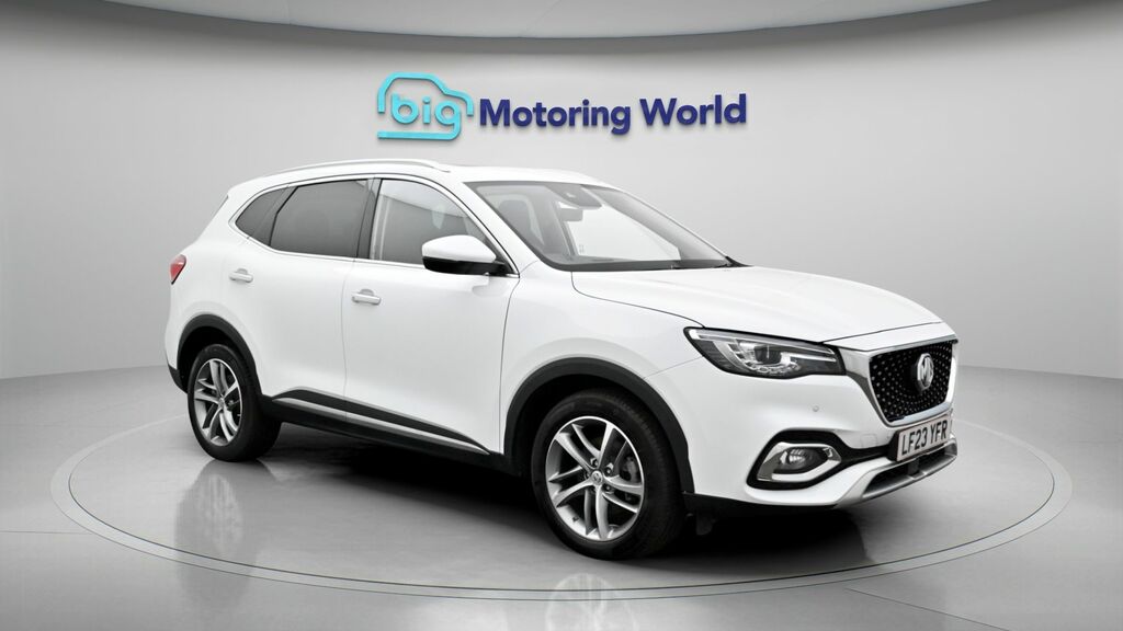 MG HS Exclusive White