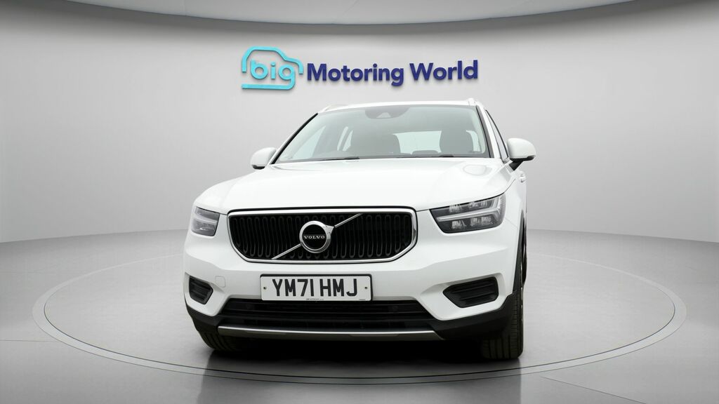 Volvo XC40 Momentum YM71HMJ White #2