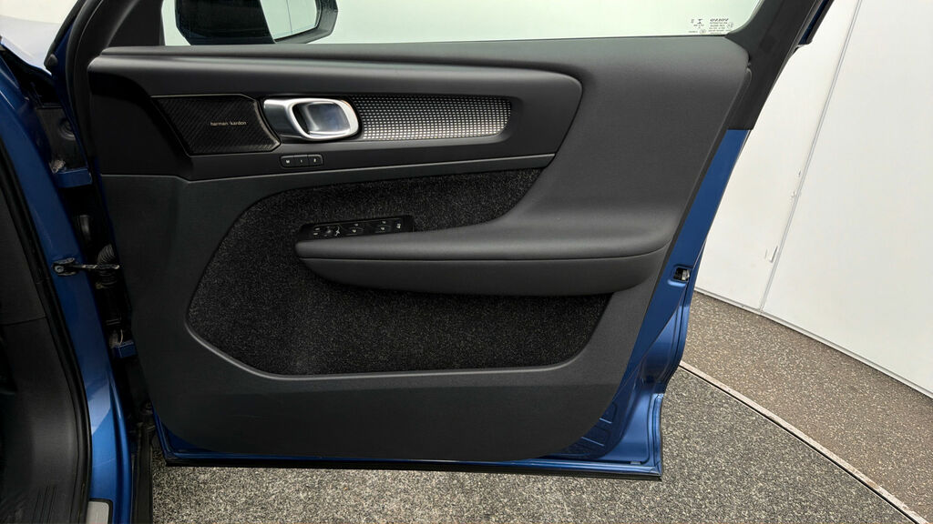 Volvo XC40 First Edition Blue #6