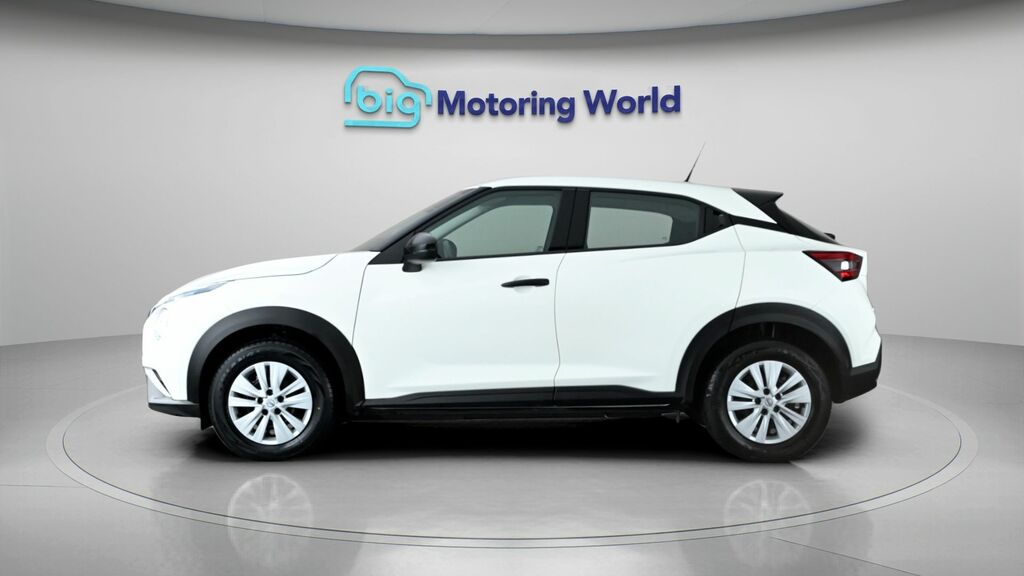 Nissan Juke Visia White #4