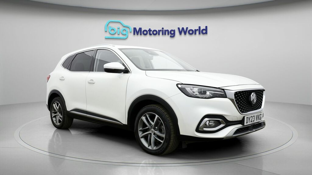 MG HS Exclusive White