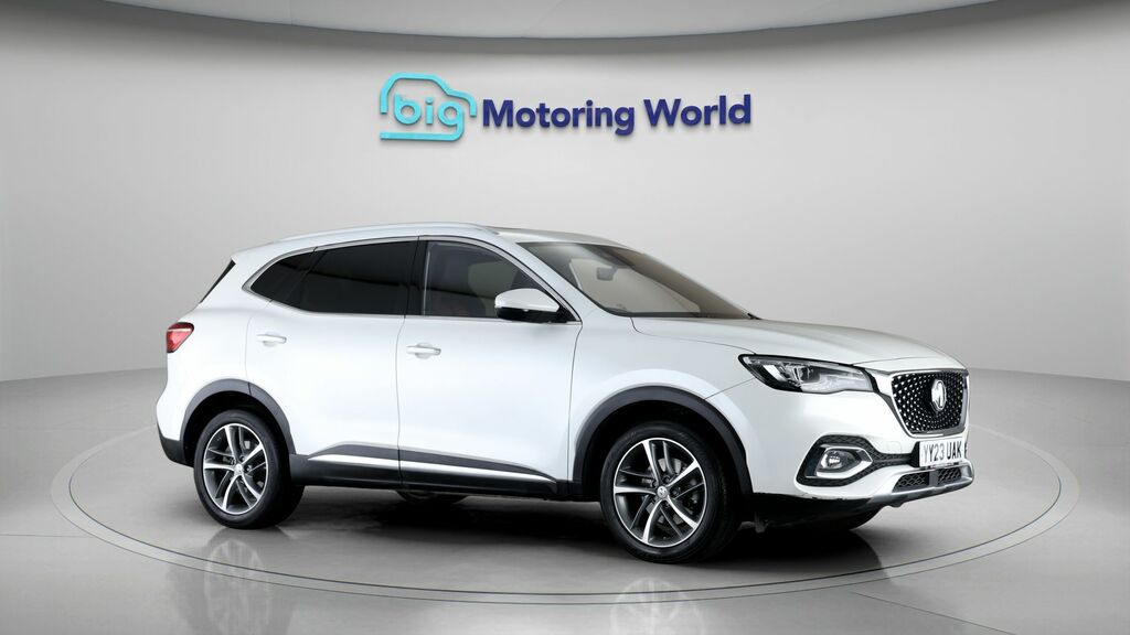 MG HS Exclusive White