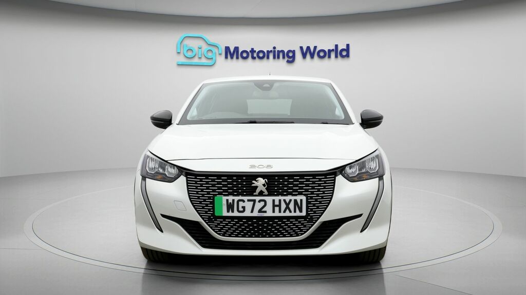 Peugeot e-208 Allure Premium White #2