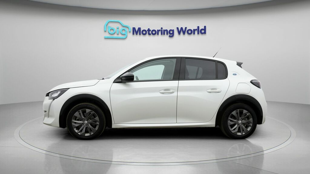 Peugeot e-208 Allure Premium White #4