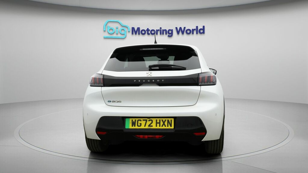 Peugeot e-208 Allure Premium White #6