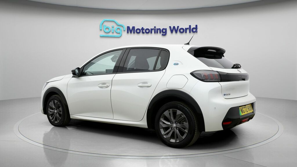 Peugeot e-208 Allure Premium White #5