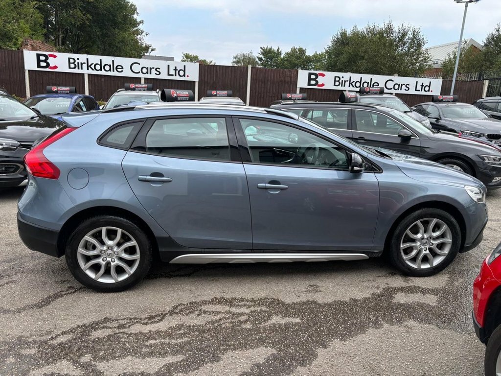 Volvo V40 Cross Country 2L Pro DF67EWV Blue #2