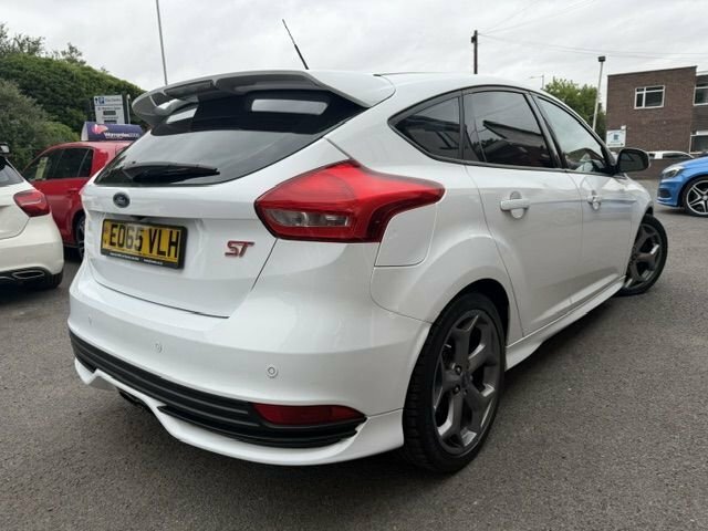 Ford Focus 2.0T Ecoboost St-2 Hatchback EO65VLH White #3
