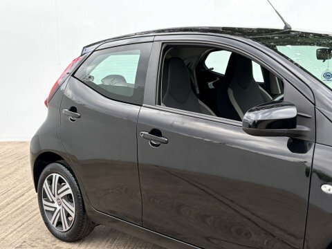 Toyota Aygo X X-play Vvt-i Red #8
