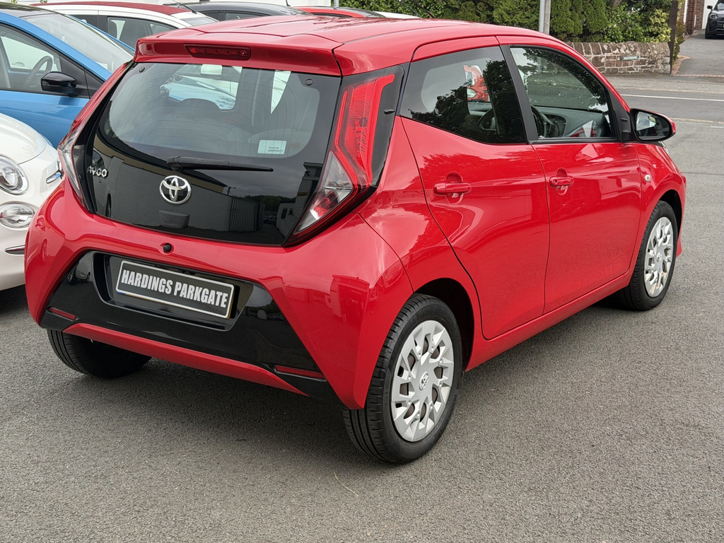 Toyota Aygo Vvt-i X-play X-shift Red #2