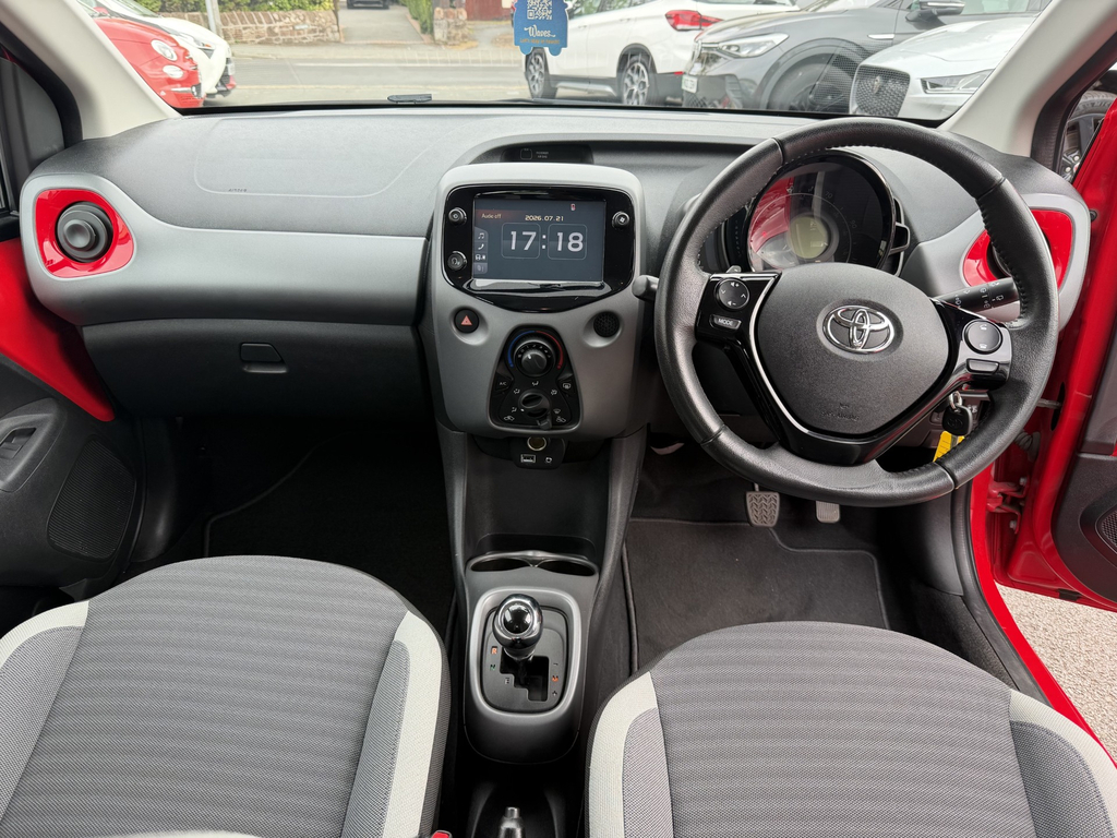 Toyota Aygo Vvt-i X-play X-shift Red #4
