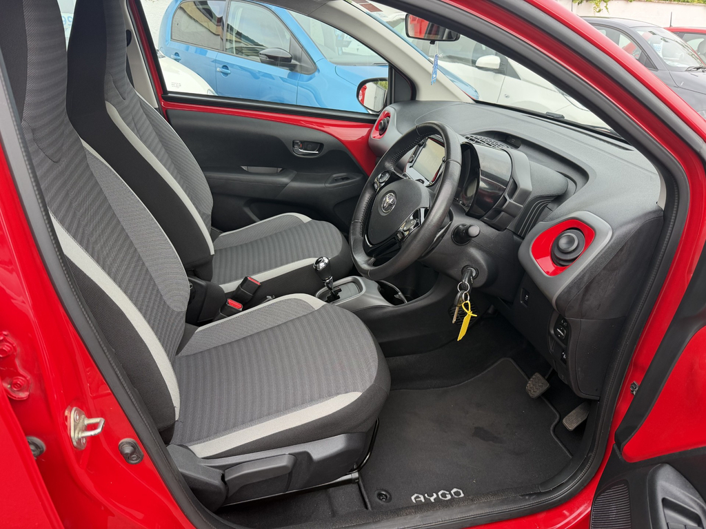 Toyota Aygo Vvt-i X-play X-shift Red #3