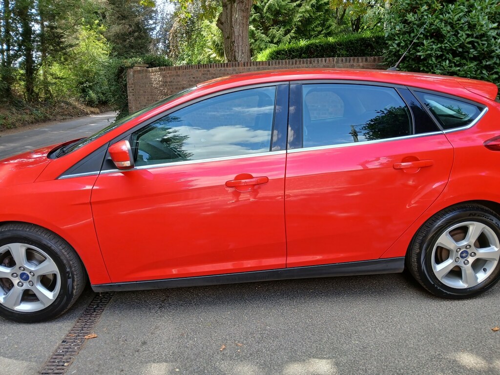 Ford Focus 1.6I 125 Bhp Zetec Navigator 5Dr. MM14SXU Red #5
