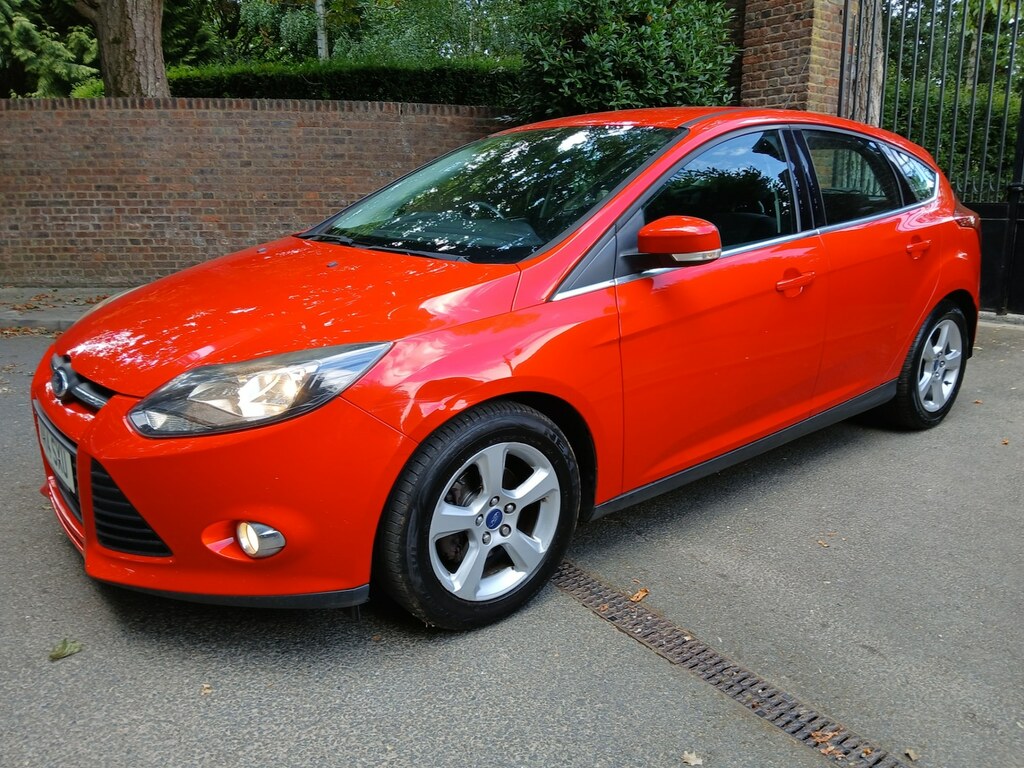 Ford Focus 1.6I 125 Bhp Zetec Navigator 5Dr. MM14SXU Red #4