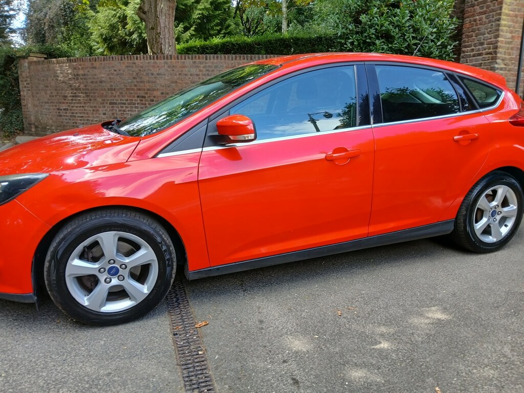 Ford Focus 1.6I 125 Bhp Zetec Navigator 5Dr. Red