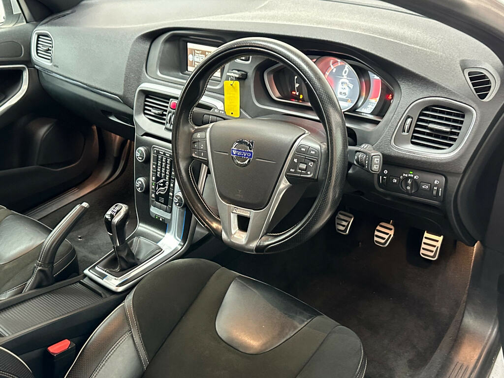 Volvo V40 2.0 D2 R-design Euro 6 Ss White #3