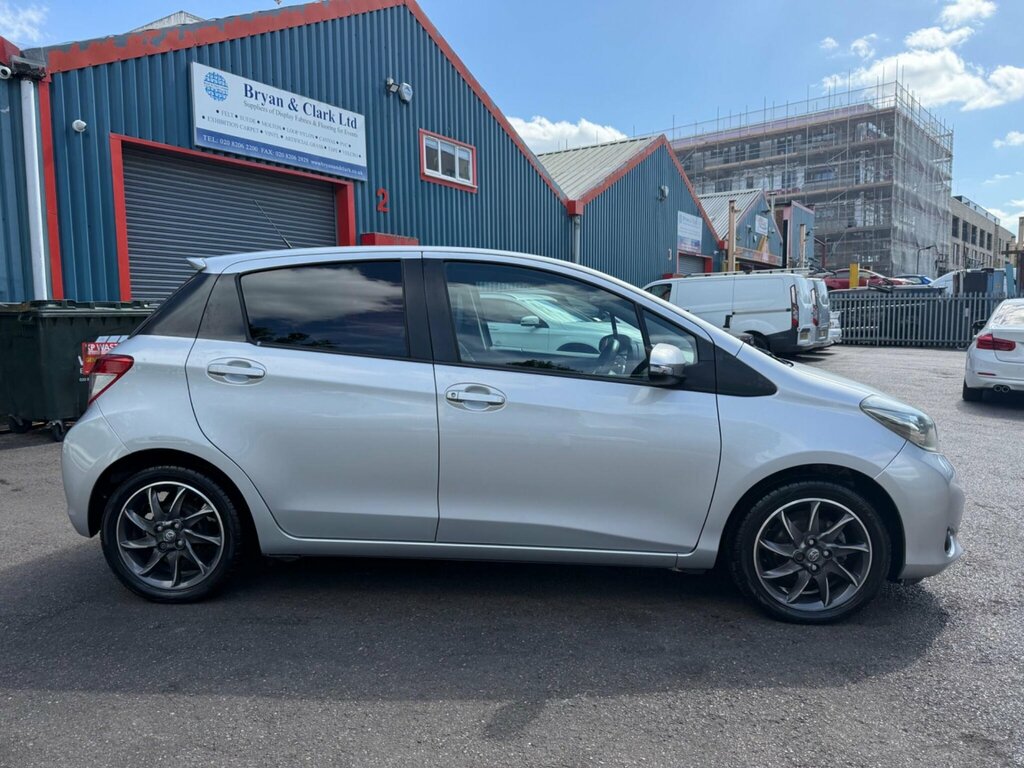Toyota Yaris Yaris Tr Vvt-i White #24