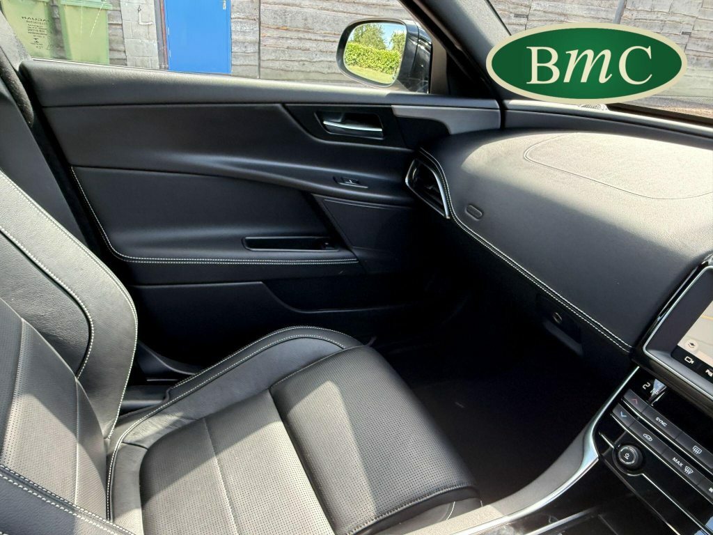 Jaguar XE Jaguar Saloon 2.0D 240 Portfolio Grey #27