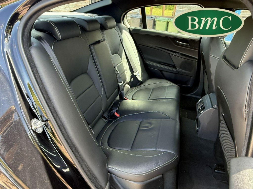 Jaguar XE Jaguar Saloon 2.0D 240 Portfolio Grey #30