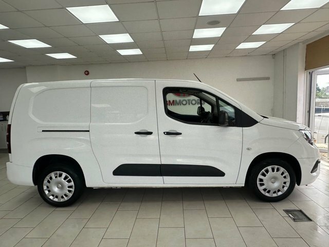 Vauxhall Combo 1.5 Turbo D 2300 Sportive Panel Van Man DL70VRC White #2