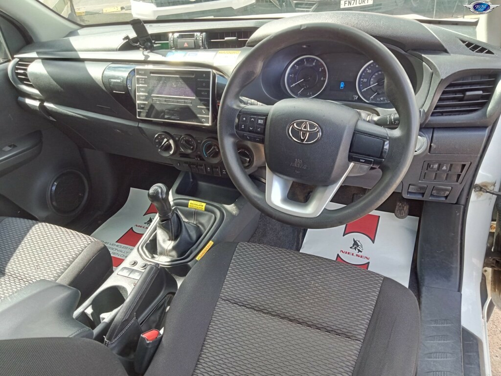 Toyota HILUX 2.4 D-4d Active 2018 MX18MKF White #2