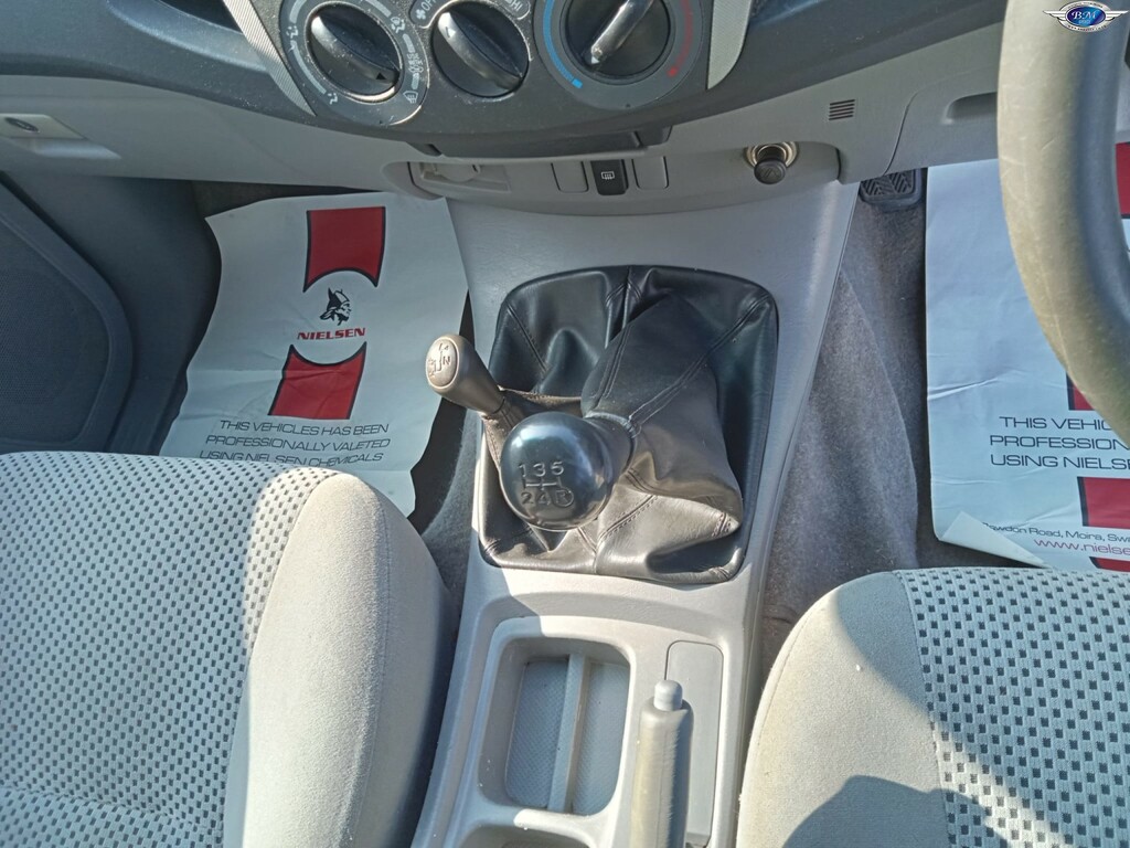 Toyota HILUX 4X4 D-4d Dc 0D White #10