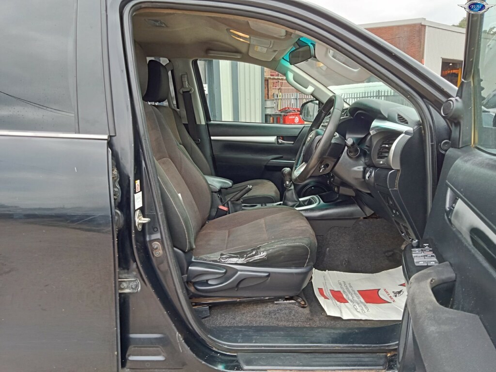 Toyota HILUX D-4d Active White #15