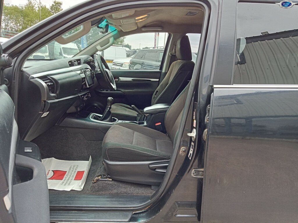 Toyota HILUX D-4d Active White #18