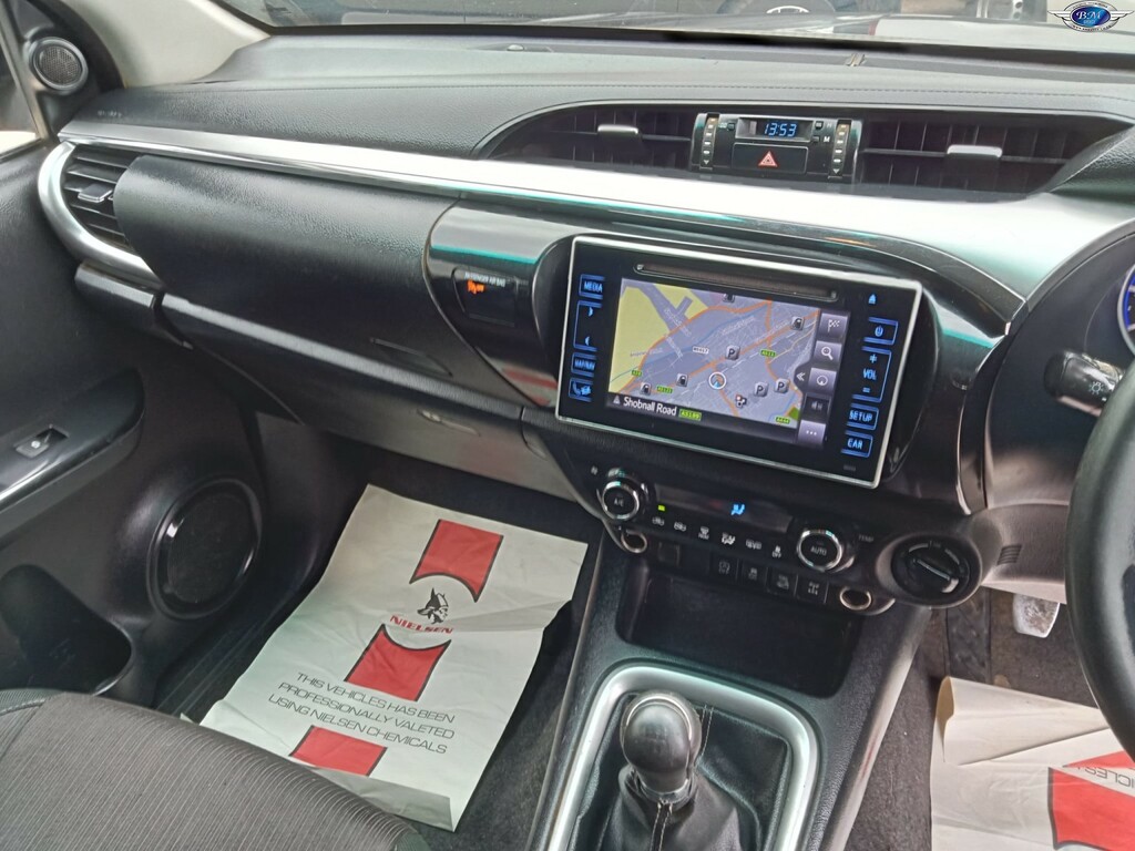 Toyota HILUX D-4d Active White #9