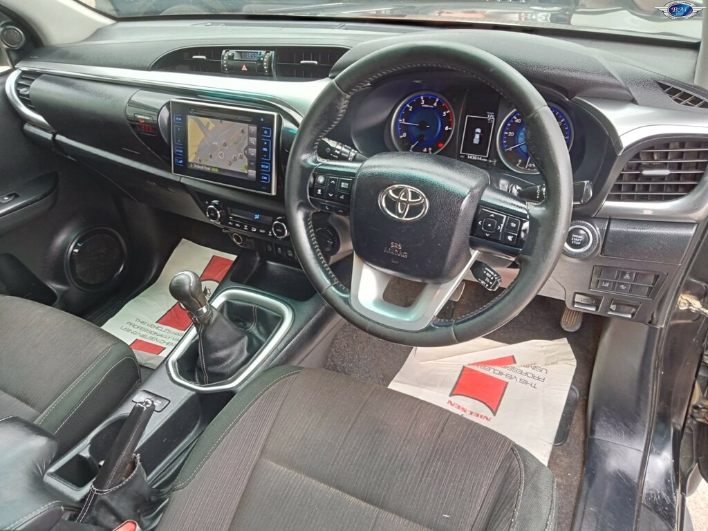 Toyota HILUX D-4d Active White #2