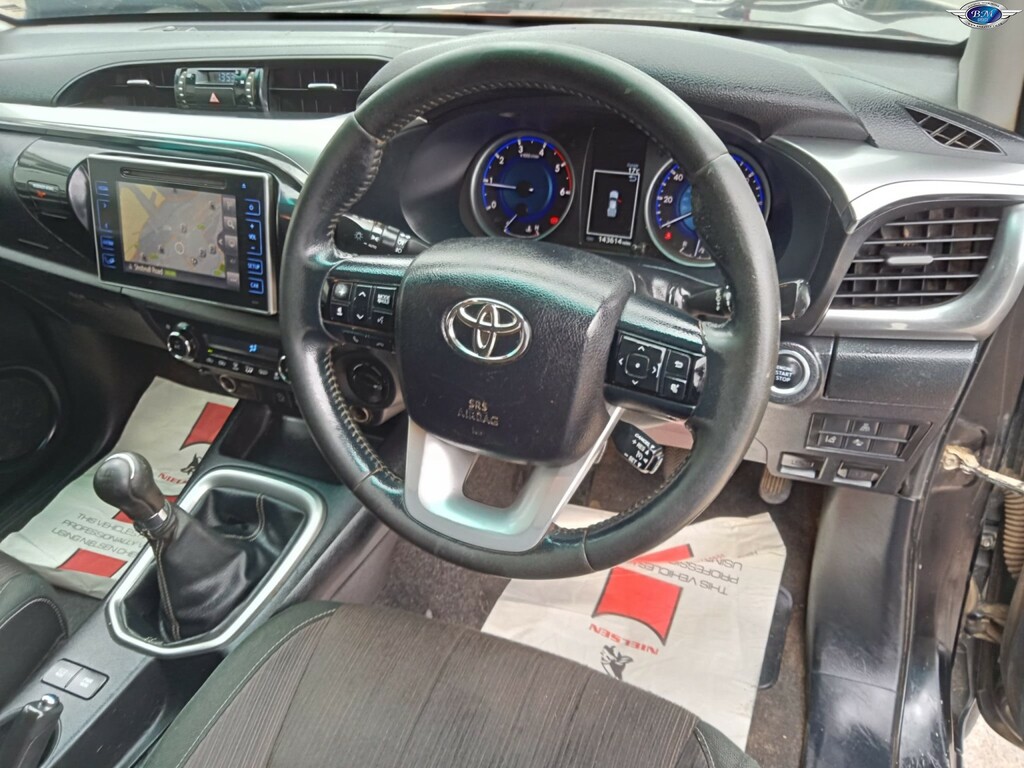 Toyota HILUX D-4d Active White #11