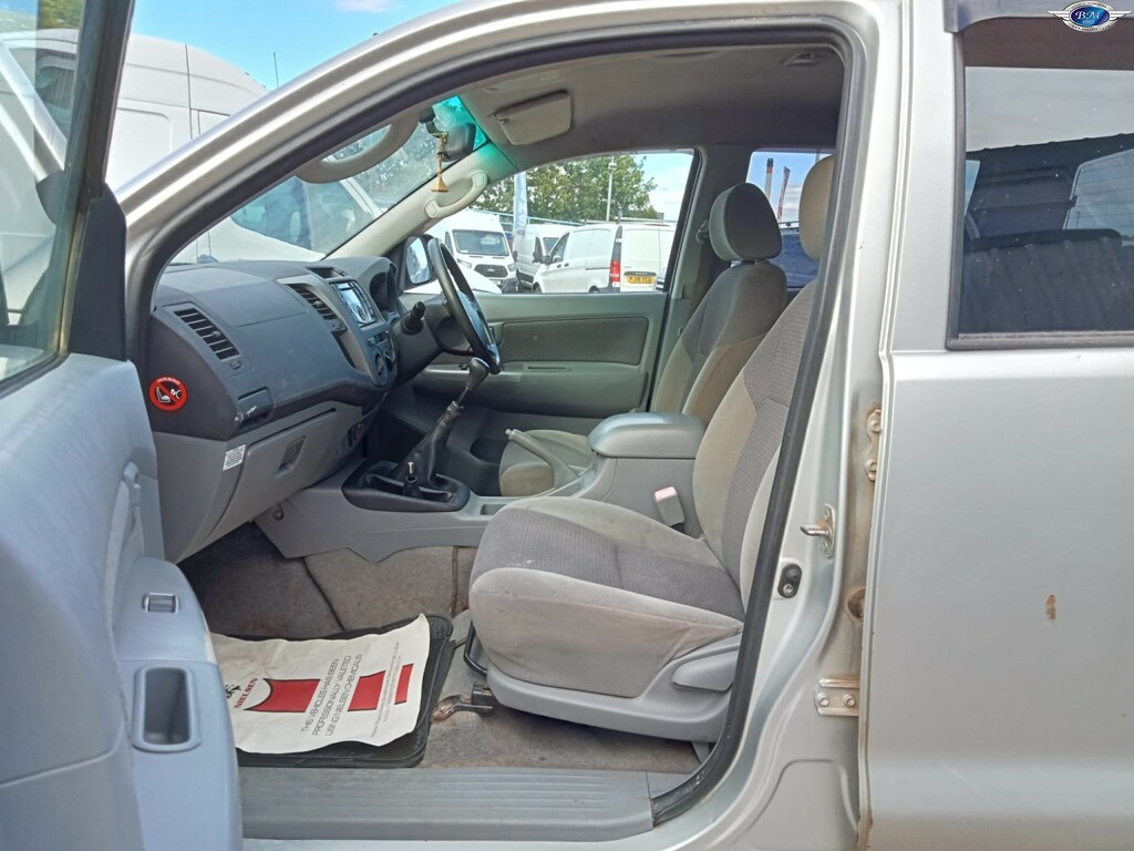 Toyota HILUX Invincible 4X4 D-4d Dcb Silver #16