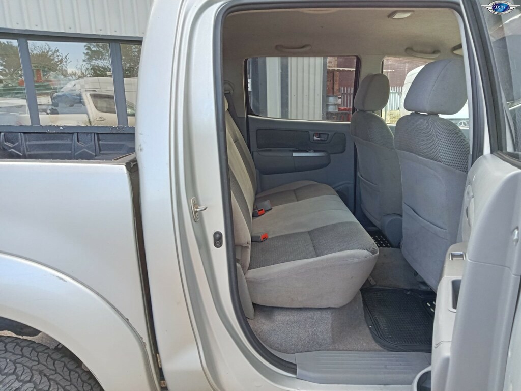 Toyota HILUX Invincible 4X4 D-4d Dcb Silver #14