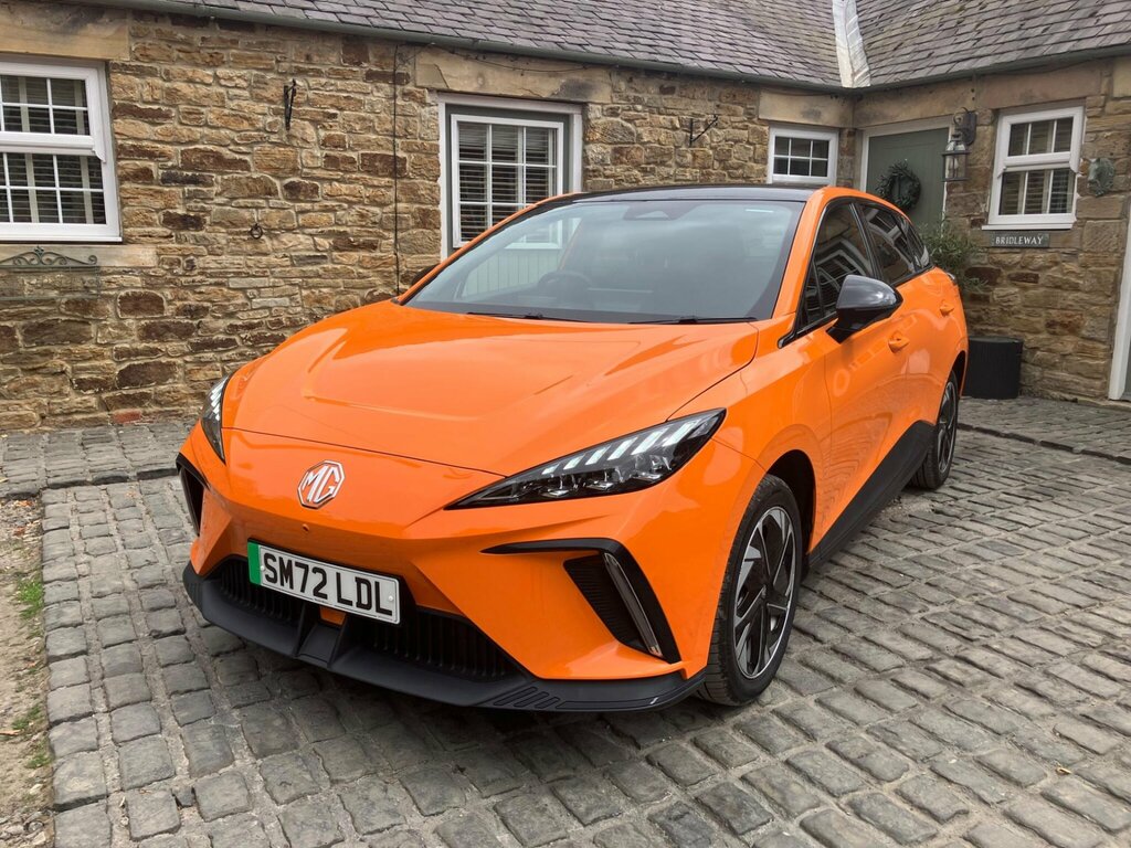 MG MG4 64Kwh Trophy Long Range Orange