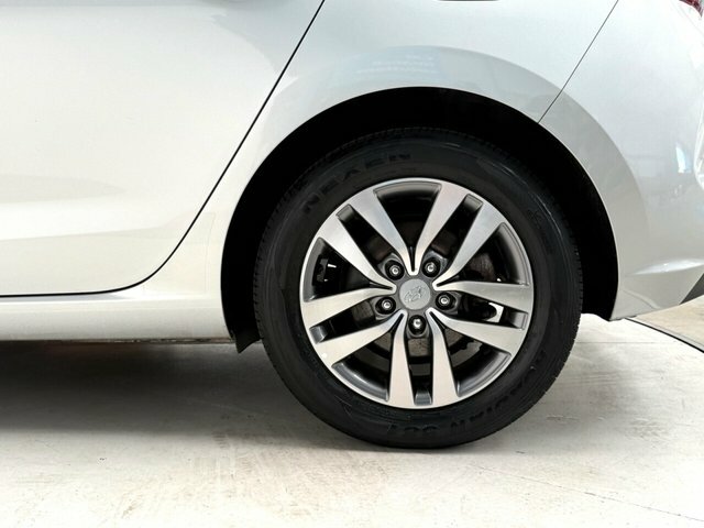 Hyundai I30 Hatchback White #12